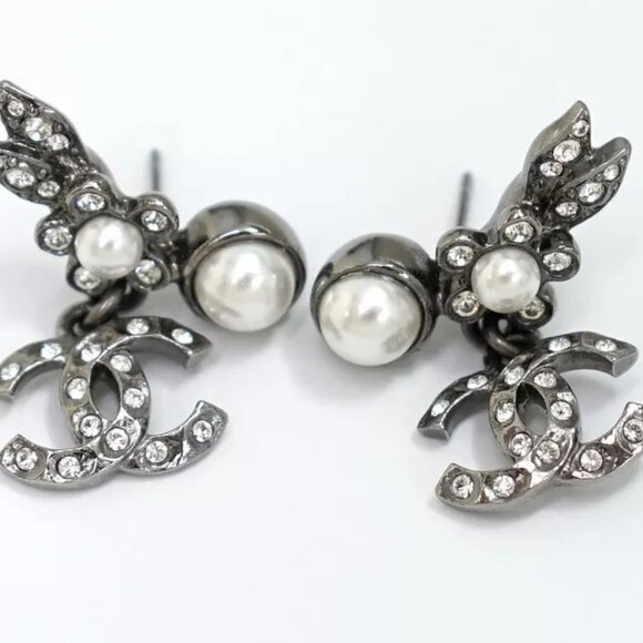 CHANEL CC Logo Rhinestone Pearl Flower Stud Earrings Silver Tone C21B Auth w/Box - Picture 6 of 16